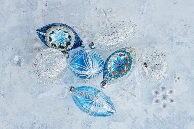Dekorativní modré a stříbrné vánoční koule pro vánoční období