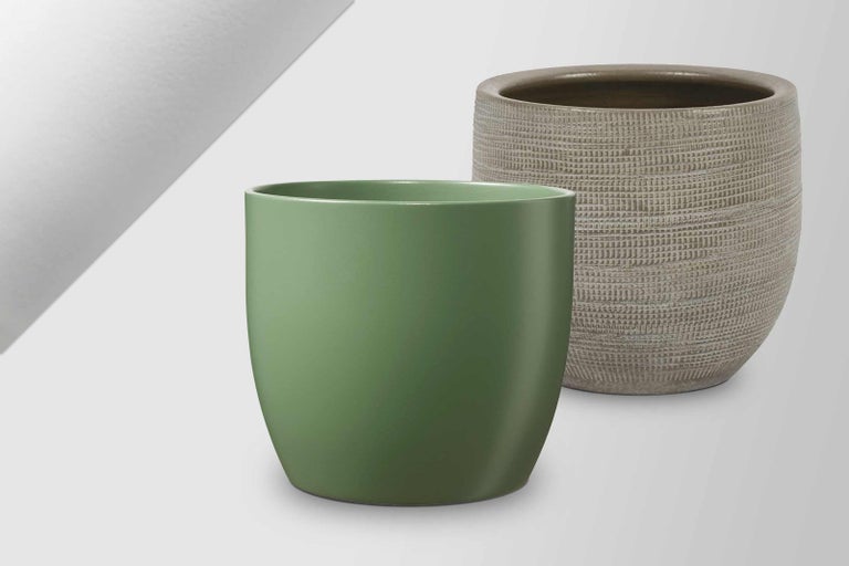 Dva květináče různých velikostí a povrchů