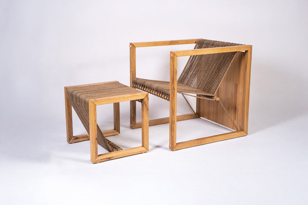 Židle a stolička s dřevěným rámem a lanovým sedákem