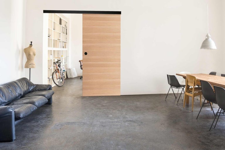 Obývací pokoj s dřevěnými posuvnými dveřmi, pohovkou a jídelním stolem