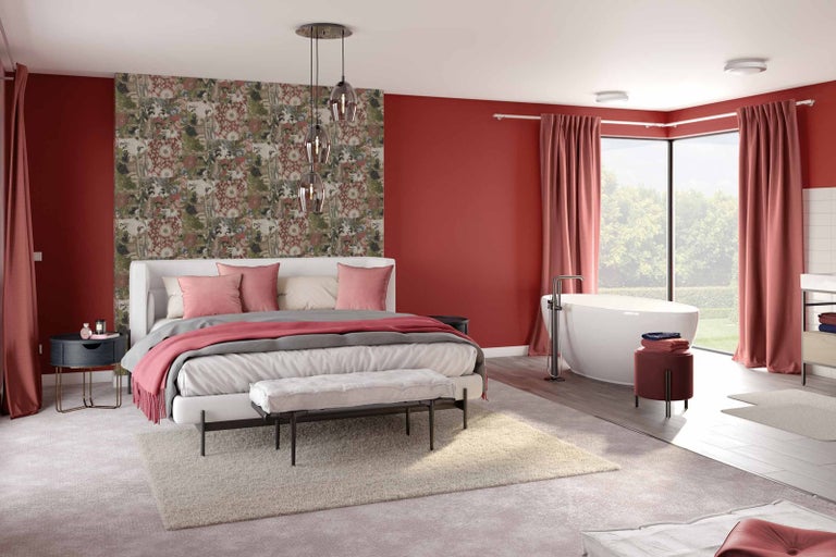 Světlá ložnice s dvoulůžkem, vanou a květinovou tapetou.