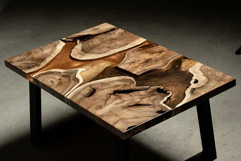 Stolová deska ze dřeva a epoxidové pryskyřice s kovovými nohami