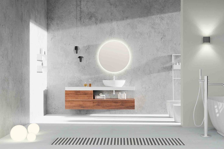 Moderní koupelna s umyvadlem, zrcadlem, vanou a doplňky.