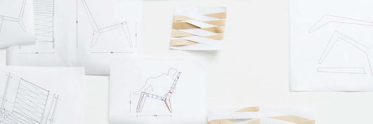 Návrhy židlí a designové návrhy připevněné ke zdi.