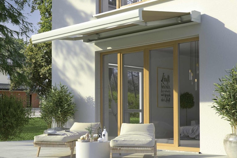 Terasa s markýzou, lehátky a zahradním stolkem u domu