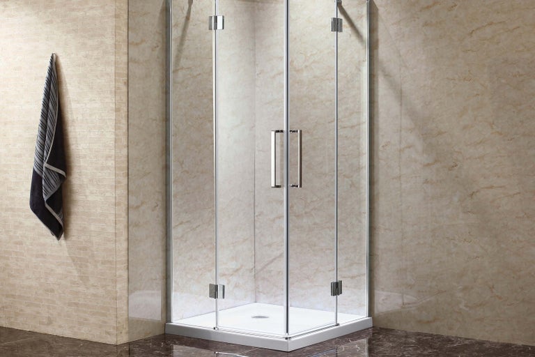 Čtvercový sprchový kout s otočnými dveřmi a rohovým vstupem v koupelně.