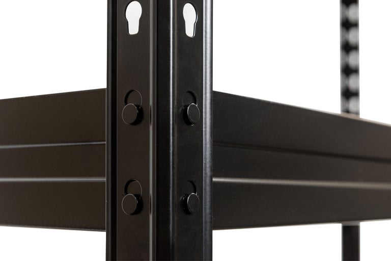 Detail kovového regálu s policemi a upevňovacími prvky.