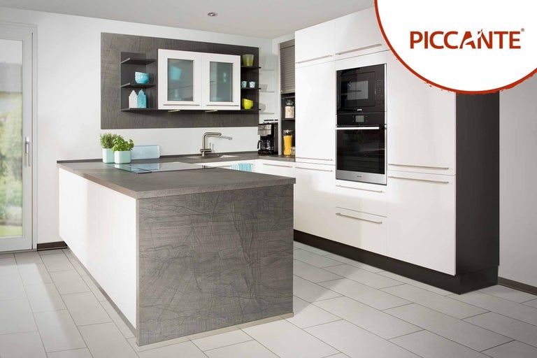 Moderní kuchyně s varným ostrůvkem, vestavěnými skříněmi a elektrickými spotřebiči.