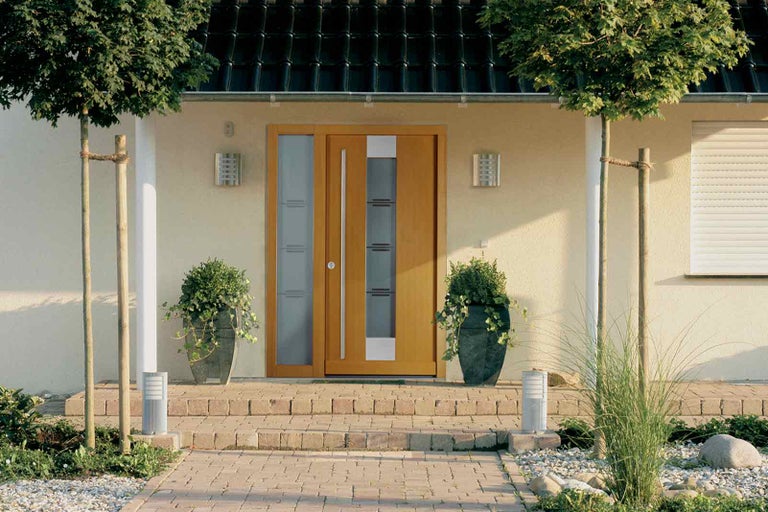 Venkovní fotografie domu s moderními vchodovými dveřmi se skleněnými panely