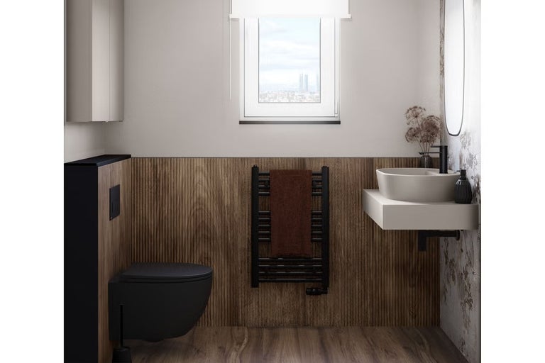 Koupelna s toaletou, radiátorem na ručníky a umyvadlem