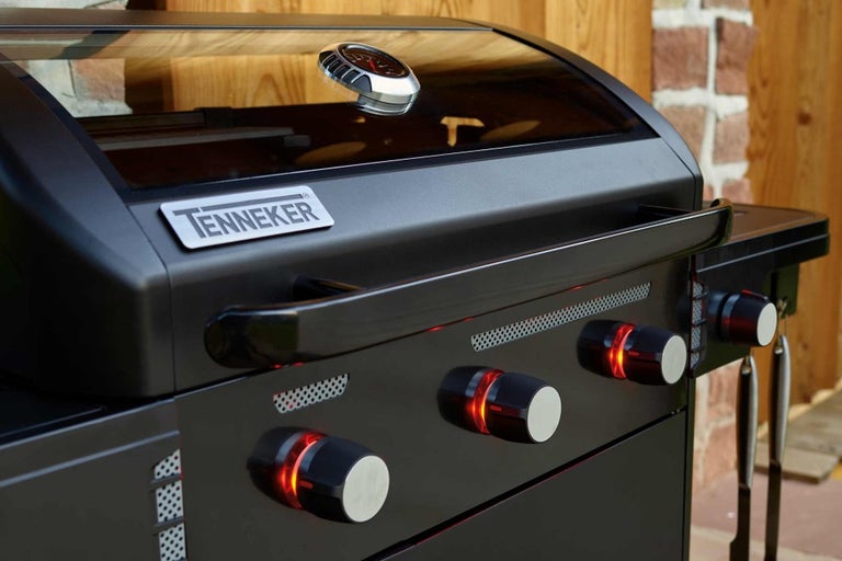 Detailní pohled na černý plynový gril Tenneker s ukazatelem teploty