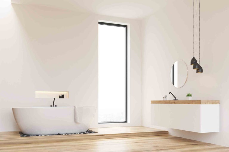 Koupelna s vanou, umyvadlem, zrcadlem a oknem pro světlou a přátelskou atmosféru.