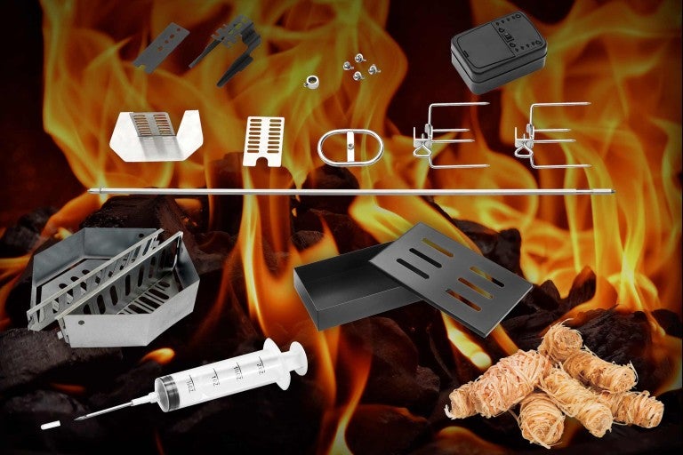 Příslušenství pro gril a grilování na pozadí ohně.