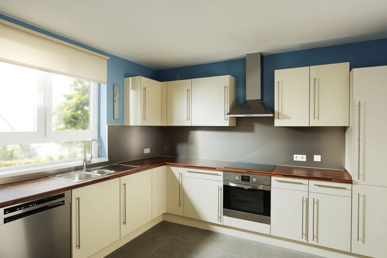 Světlá kuchyně s vestavěnými skříněmi, dřezem, odsavačem par a spotřebiči