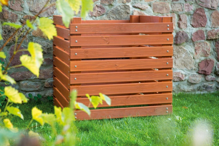 Dřevěný kompostér s lamelovou konstrukcí na zahradě