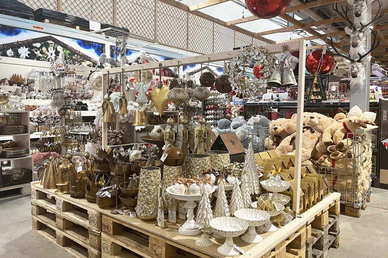 Dekorativní vánoční zboží prezentované v e-shopu Hornbach.