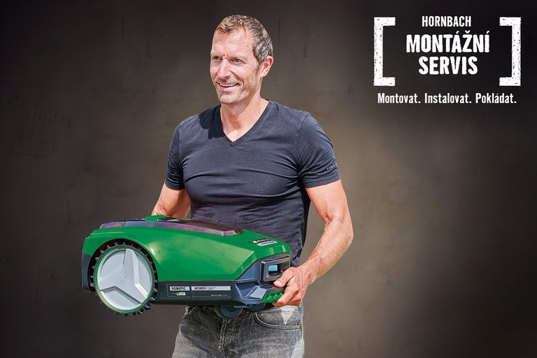 Muž drží robotickou sekačku; Montážní servis Hornbach