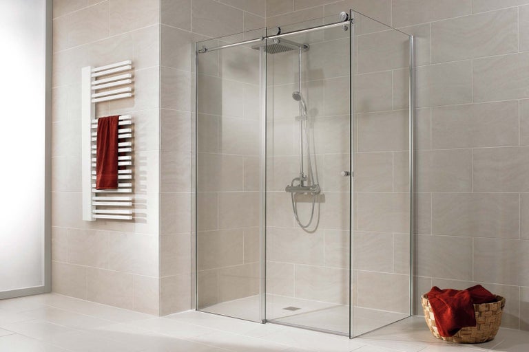 Koupelna s rovnou sprchou, topným žebříkem a košíkem