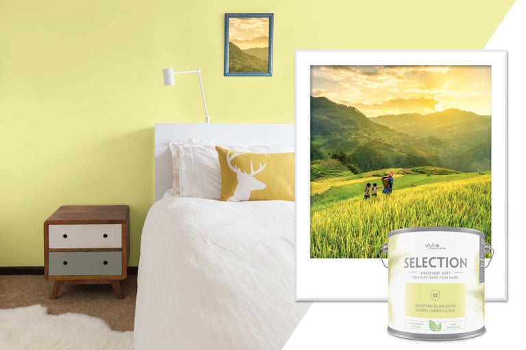 Světlá ložnice se žlutou barvou na stěny, postelí, nočním stolkem a plechovkou barvy Style Color Selection