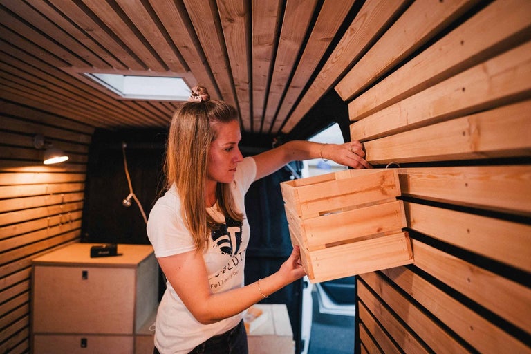 Interiér dodávky s dřevěným obložením a dřevěnou bednou jako úložným prostorem