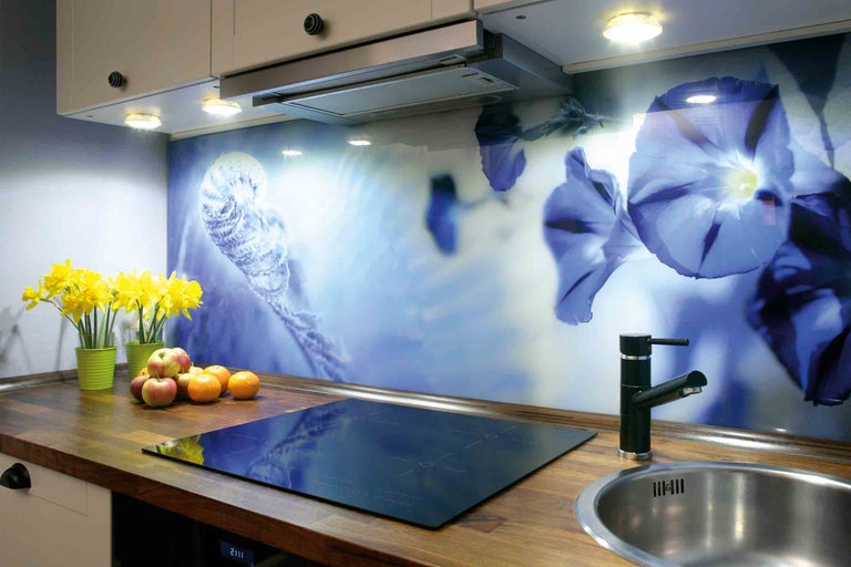 Kuchyňská scéna s umyvadlem, varnou deskou, baterií, kuchyňským obkladem a dekorací