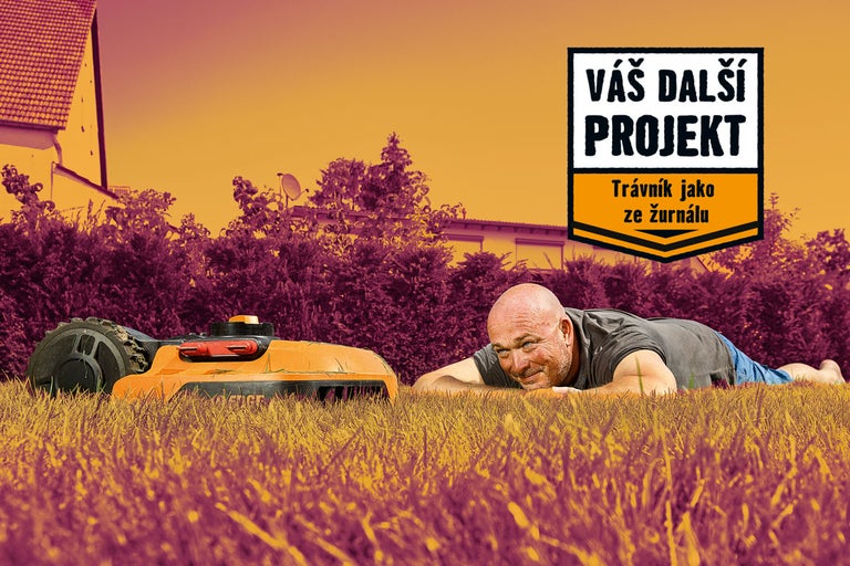 Scéna s robotickou sekačkou a osobou ležící na trávníku