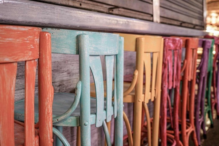 Řada barevných dřevěných židlí pro vnitřní použití