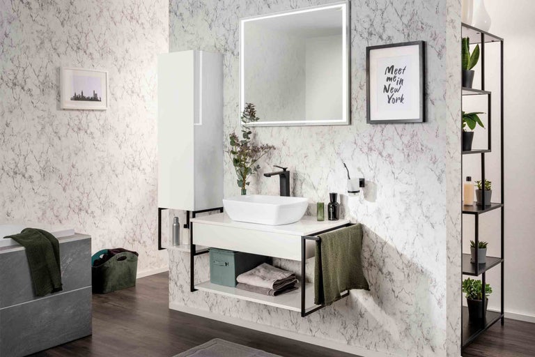 Světlá koupelna s umyvadlem, zrcadlem s osvětlením a regálem