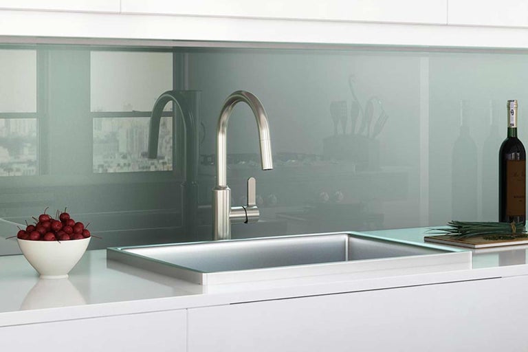 Kuchyňská scéna s dřezem, vodovodní baterií, zadní stěnou a pracovní deskou.