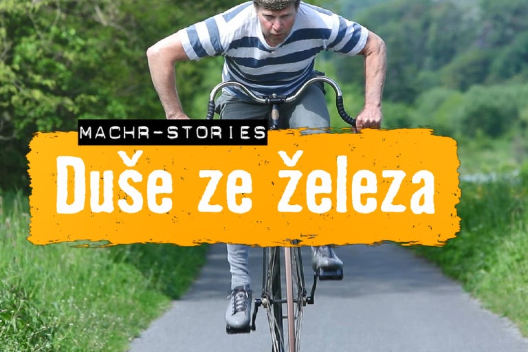 Muž jede na kole po silnici