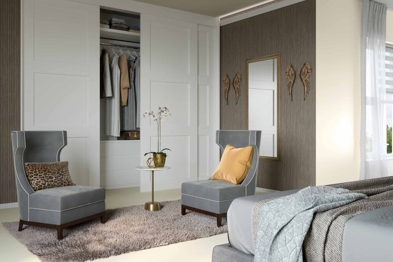 Světlá ložnice s šatní skříní, křesly a kobercem