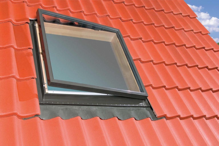 Otevřené střešní okno na střeše s taškami