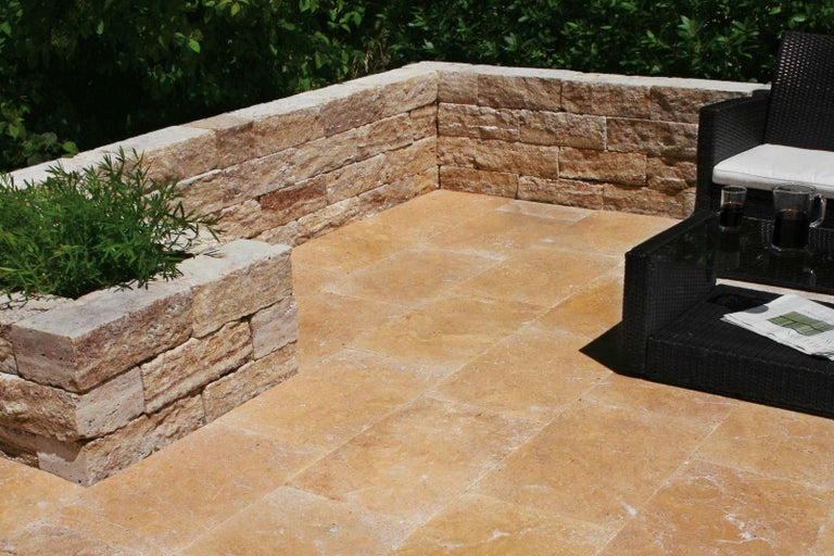 Terasa s kamennou zdí a podlahovými deskami