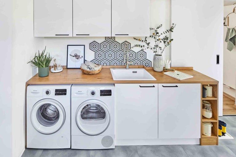 Prádelna s pračkou, sušičkou, dřezem a pracovní deskou