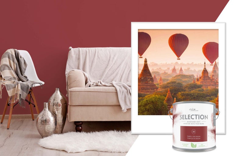 Obývací pokoj s béžovou pohovkou, židlí a dekorací před stěnou s barvou a plechovkou barvy Style Color Selection