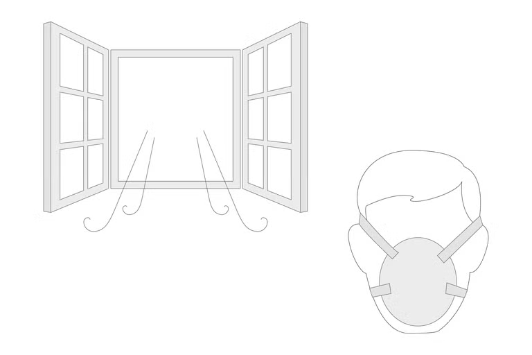 Ilustrace otevřeného okna pro větrání a osoby s ochrannou dýchací maskou.