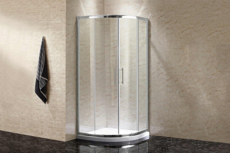Rohová sprcha s čirými skleněnými dveřmi a ručníkem