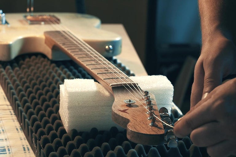 Elektrická kytara se opravuje na pěnové hmotě a polystyrenových blocích.