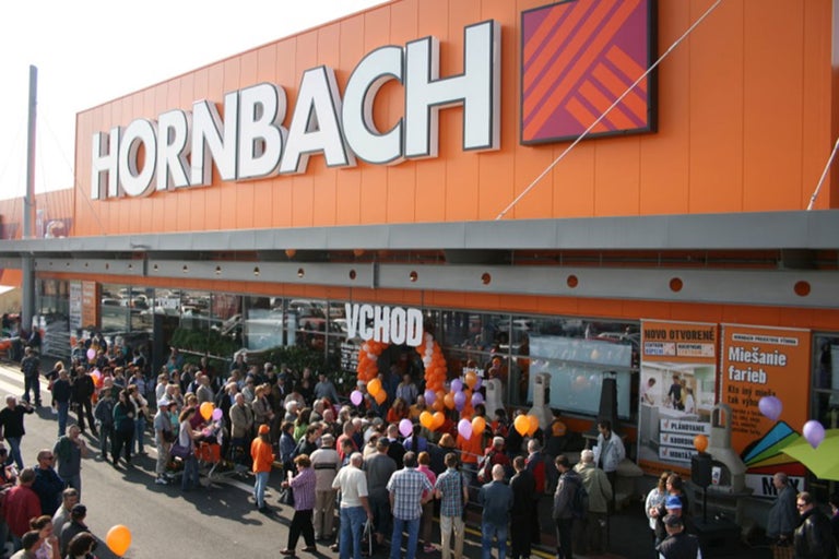 Pobočka Hornbach s davem lidí před vchodem