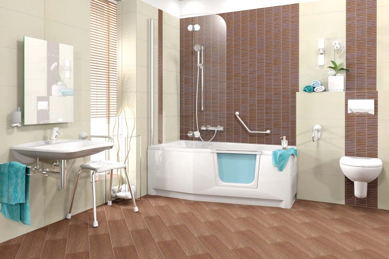 Bezbariérová koupelna s vanou, umyvadlem a toaletou pro větší pohodlí a bezpečnost