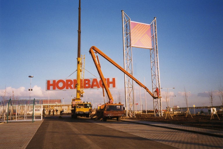 Montáž loga Hornbach pomocí jeřábů