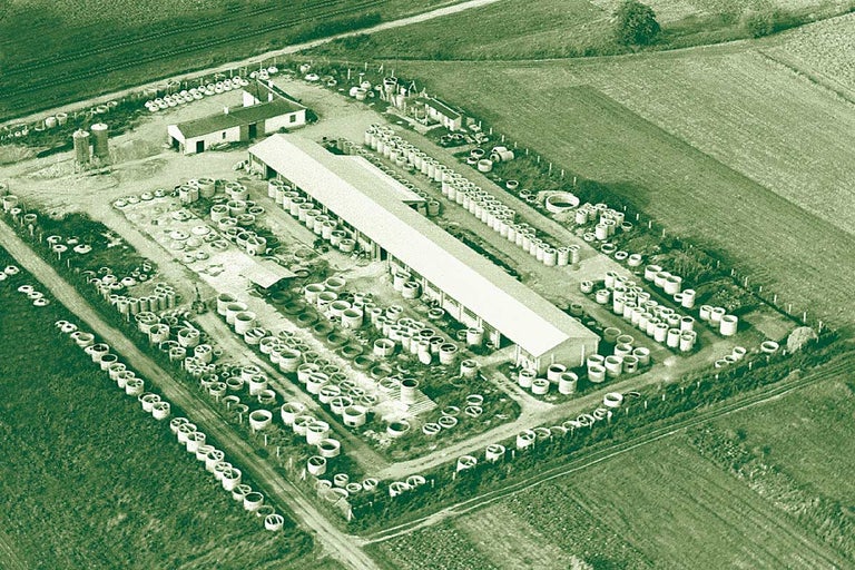 Letecký snímek betonárny s úložnými plochami