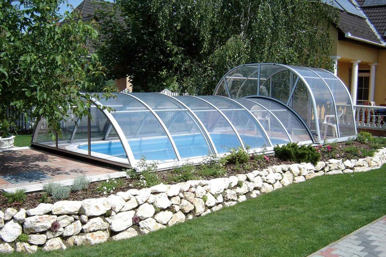 Zastřešení bazénu na zahradě s kamennou zdí