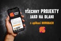 Chytrý telefon s aplikací Hornbach v ruce