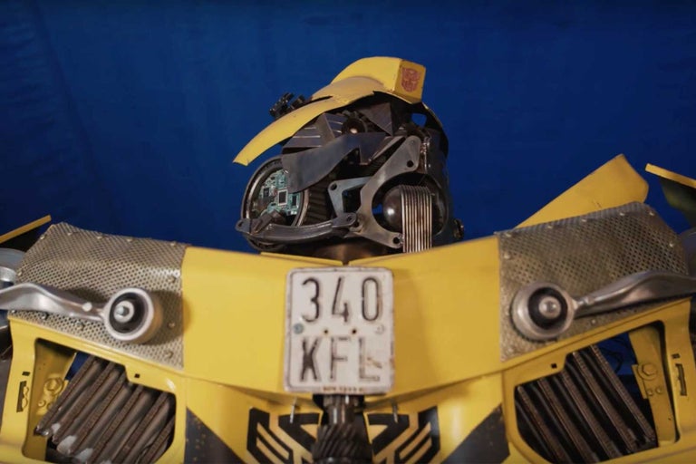 Socha robota z kovových dílů