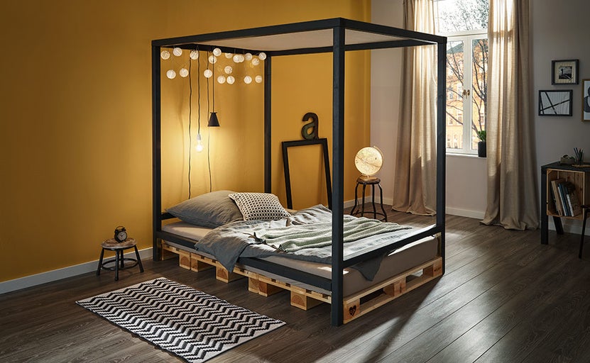 Ložnice s nebesy, matrace na paletách a dekorace