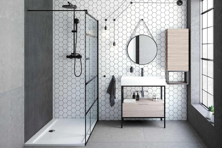 Moderní koupelna se sprchou, umyvadlem, zrcadlem a nástěnnou policí