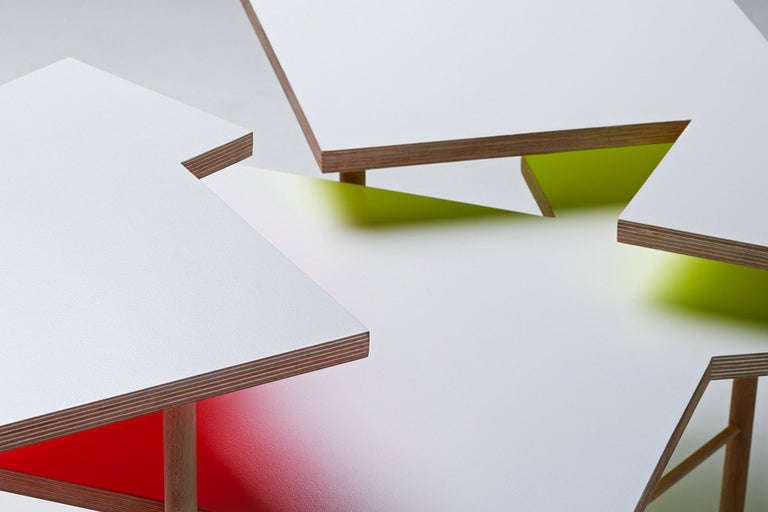 Několik bílých dřevěných stolů