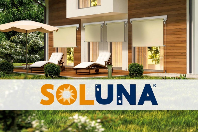 Terasa s roletami, lehátky a slunečníkem