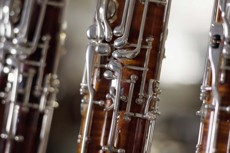 Detailní záběr fagotu s klapkovým mechanismem